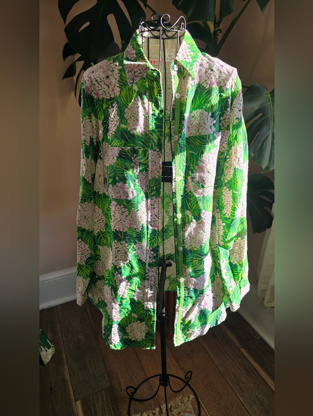 Tizzie by Dizzy Lizzie Green Pink Hydrangea Chinoiserie Shirt Size M EUC